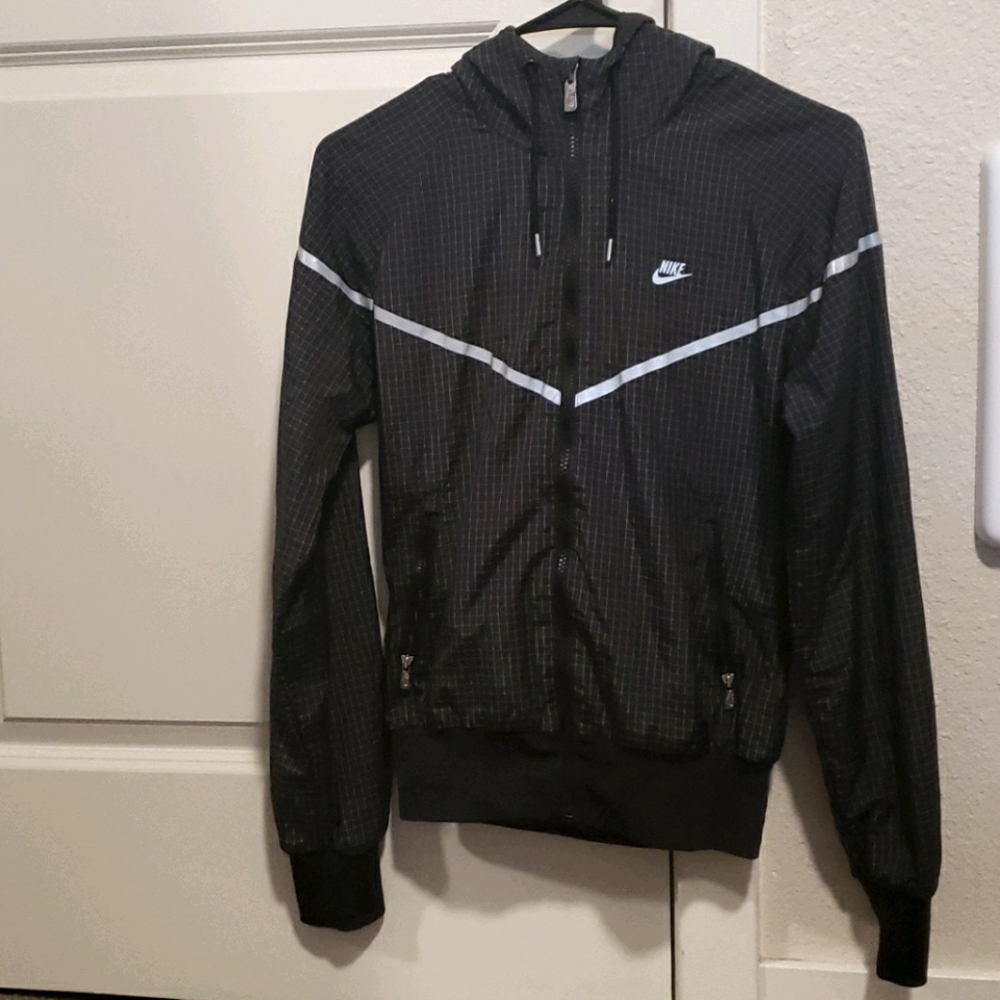 Nike women's windbreaker jacket